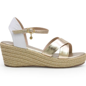 Sandalia en cuero oro