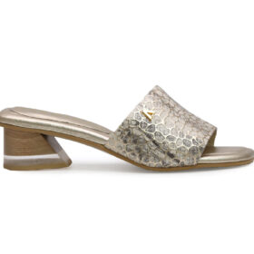 Sandalia en cuero dorado