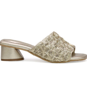 Sandalia en cuero oro