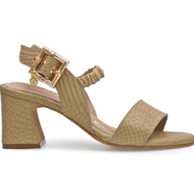 Sandalia en cuero arena