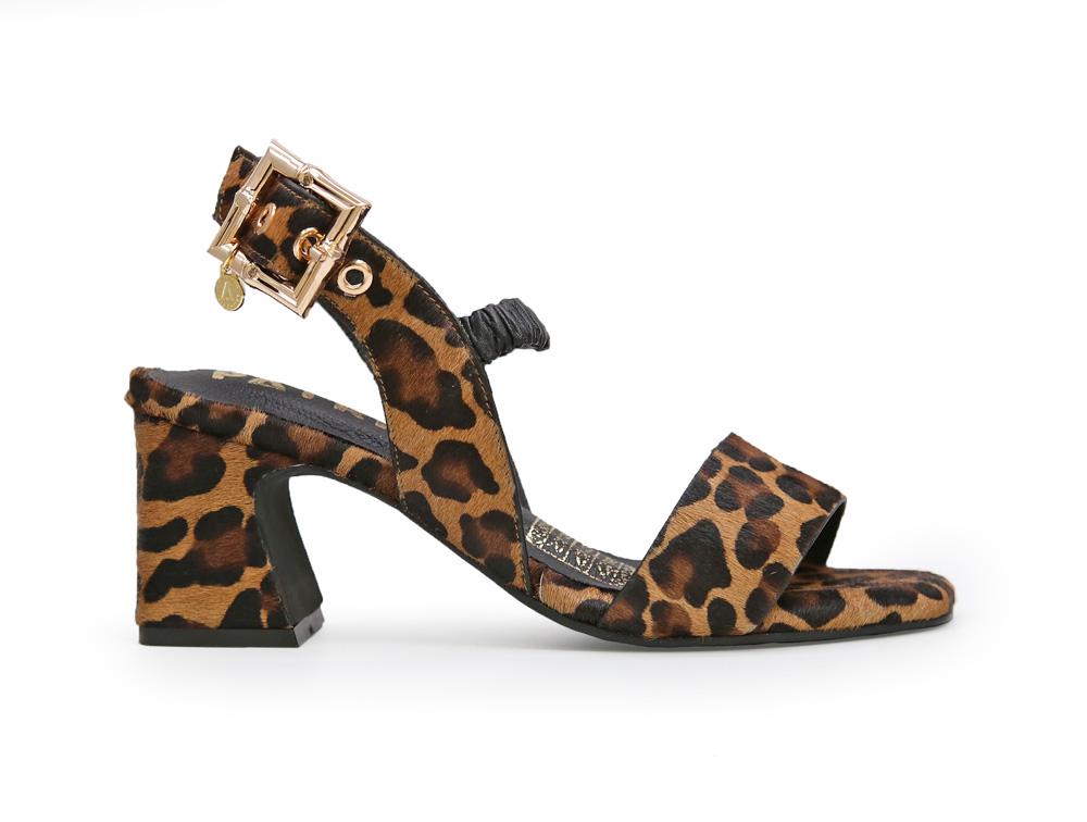 Sandalia en cuero print