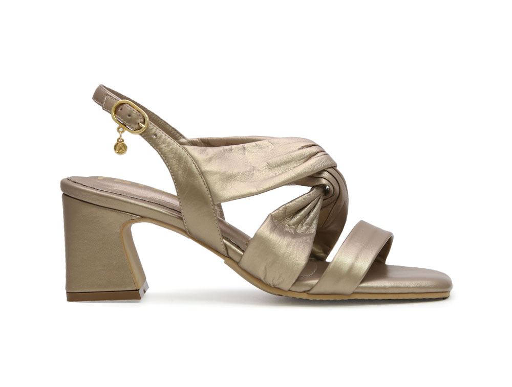 Sandalia en cuero oro