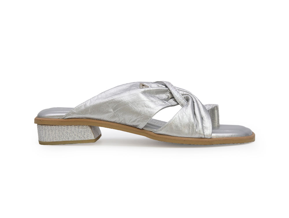 Sandalia en cuero plata