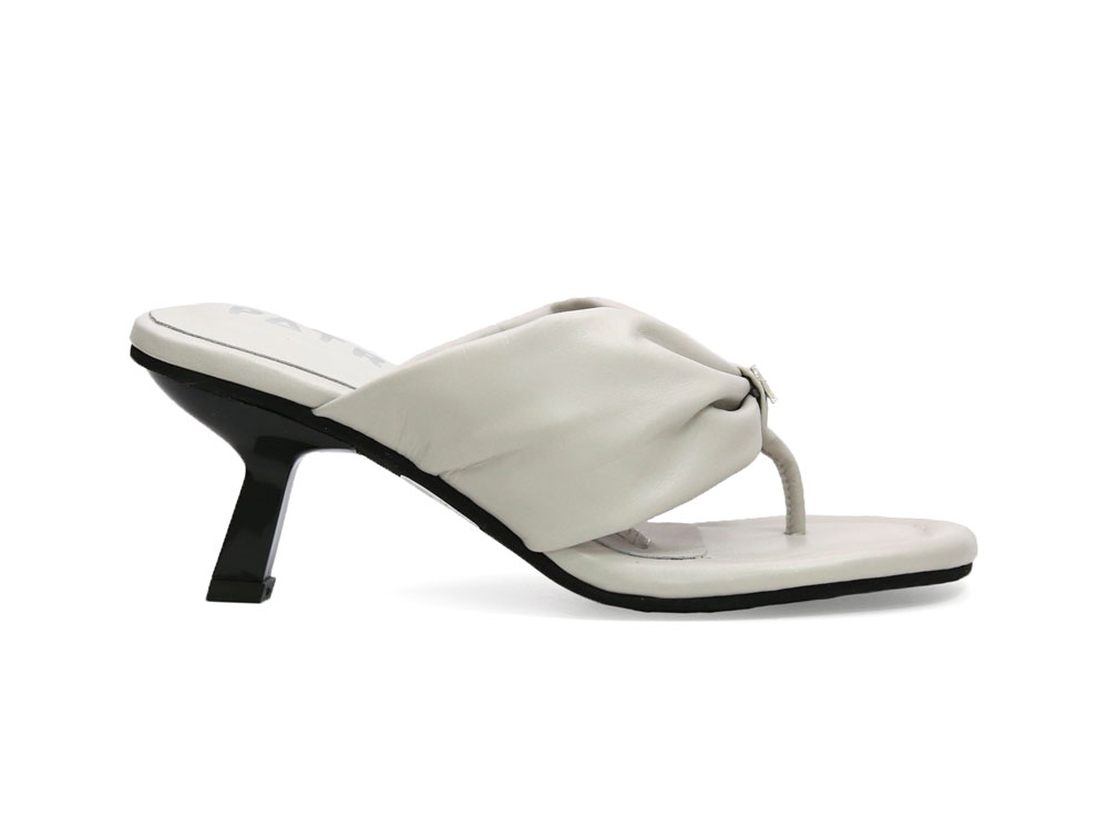 Sandalia en cuero grey