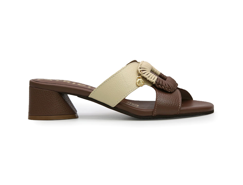 Sandalia en cuero castor