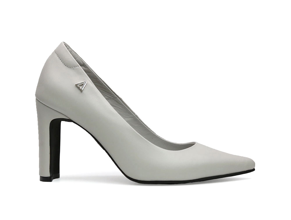 Zapatilla de tacon en cuero grey