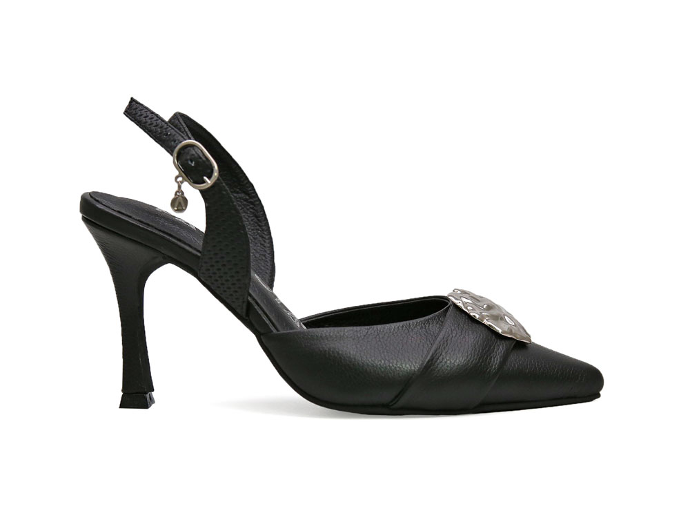 Zapatilla de tacon en cuero negro