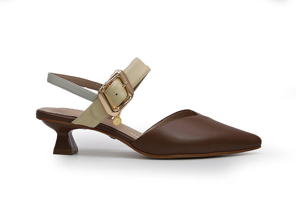 Zapatilla de tacon en cuero castor