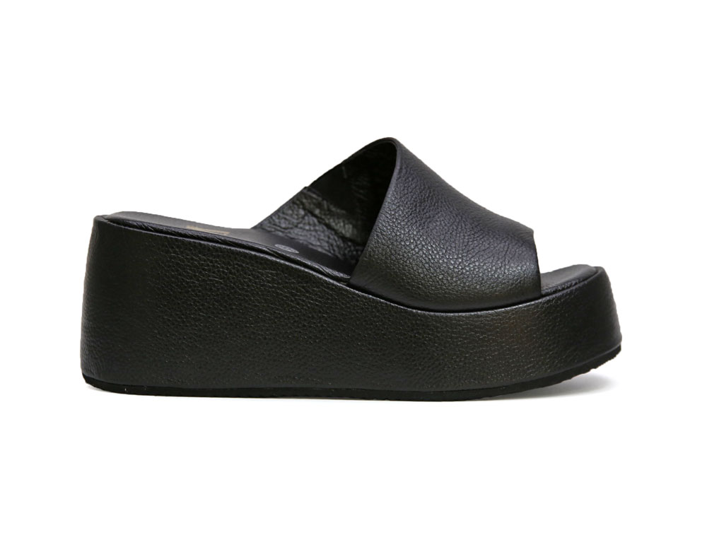 Sandalia en cuero negro