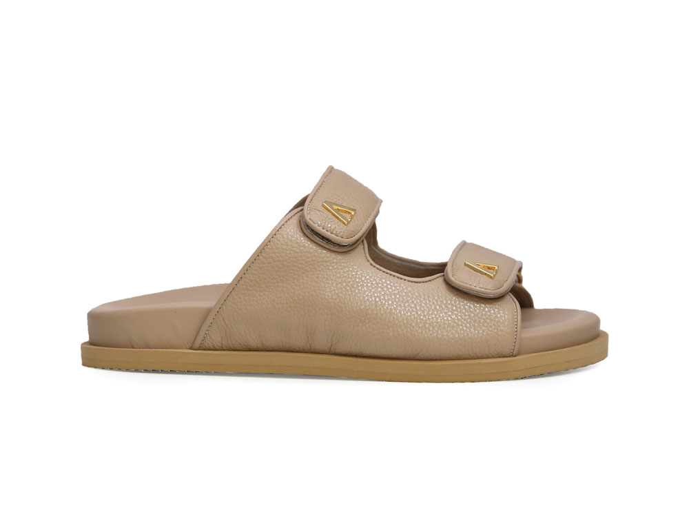 Sandalia en cuero pardo