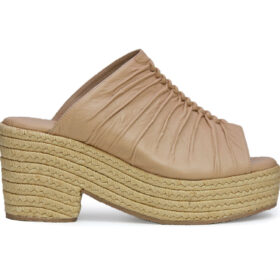 Sandalia en cuero frappe