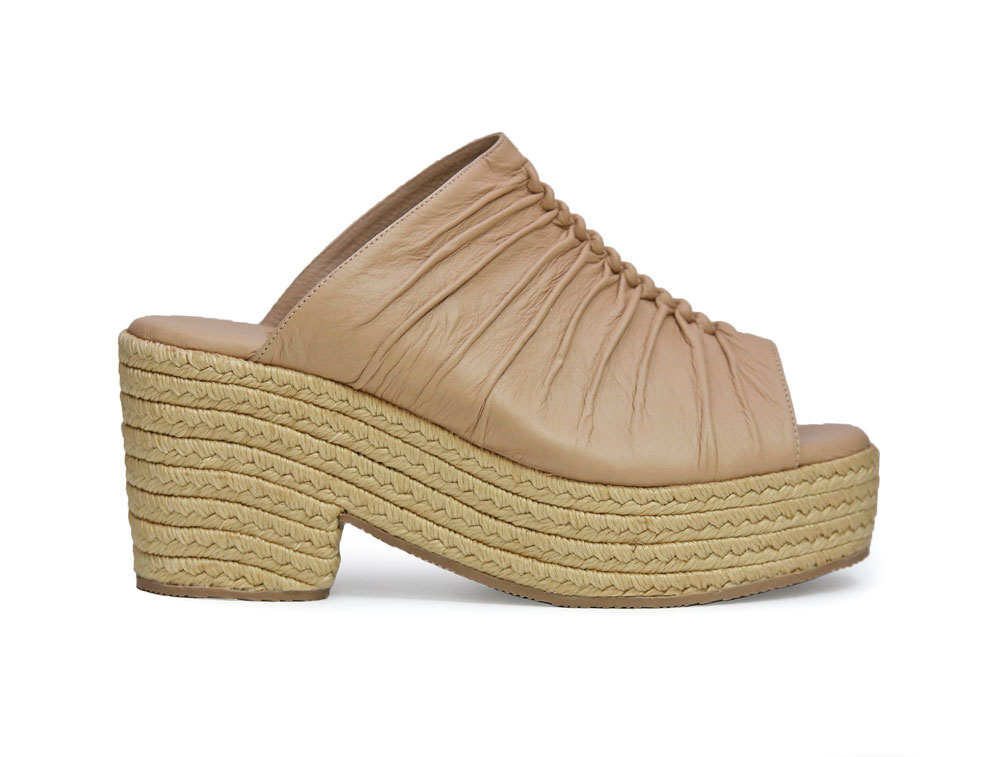 Sandalia en cuero frappe