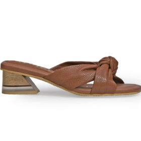 Sandalia en cuero miel