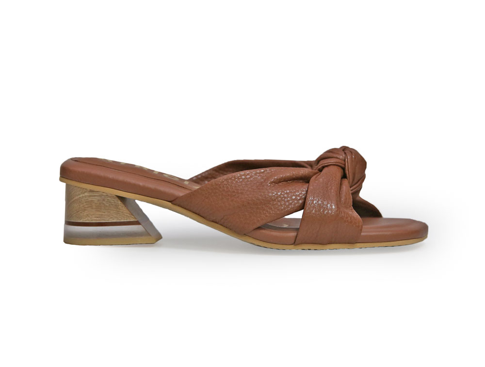 Sandalia en cuero miel