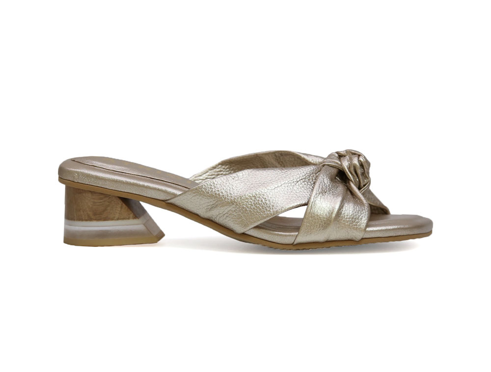 Sandalia en cuero oro
