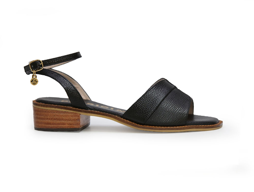 sandalia en cuero negro