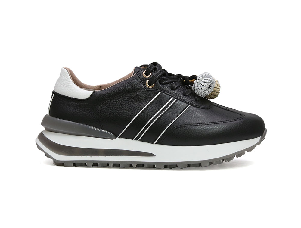 Tenis en cuero negro