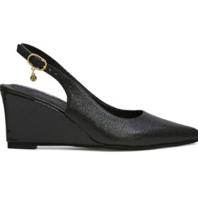 Zapatilla de tacon en cuero negro