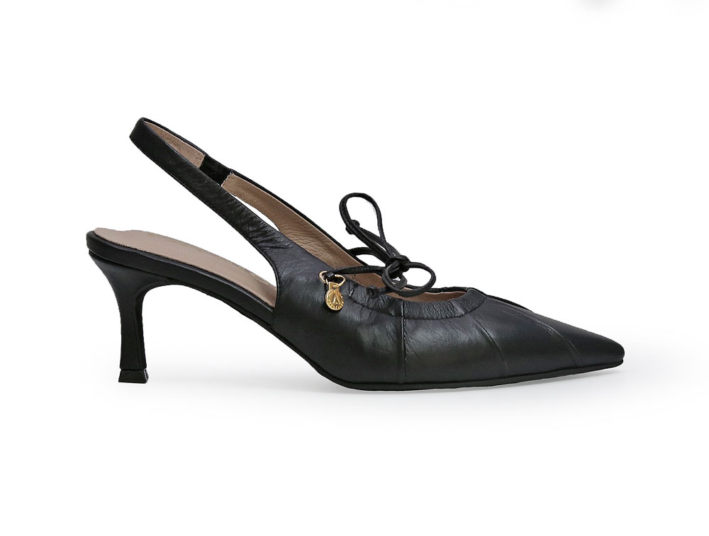 Zapatilla de tacon en cuero negro