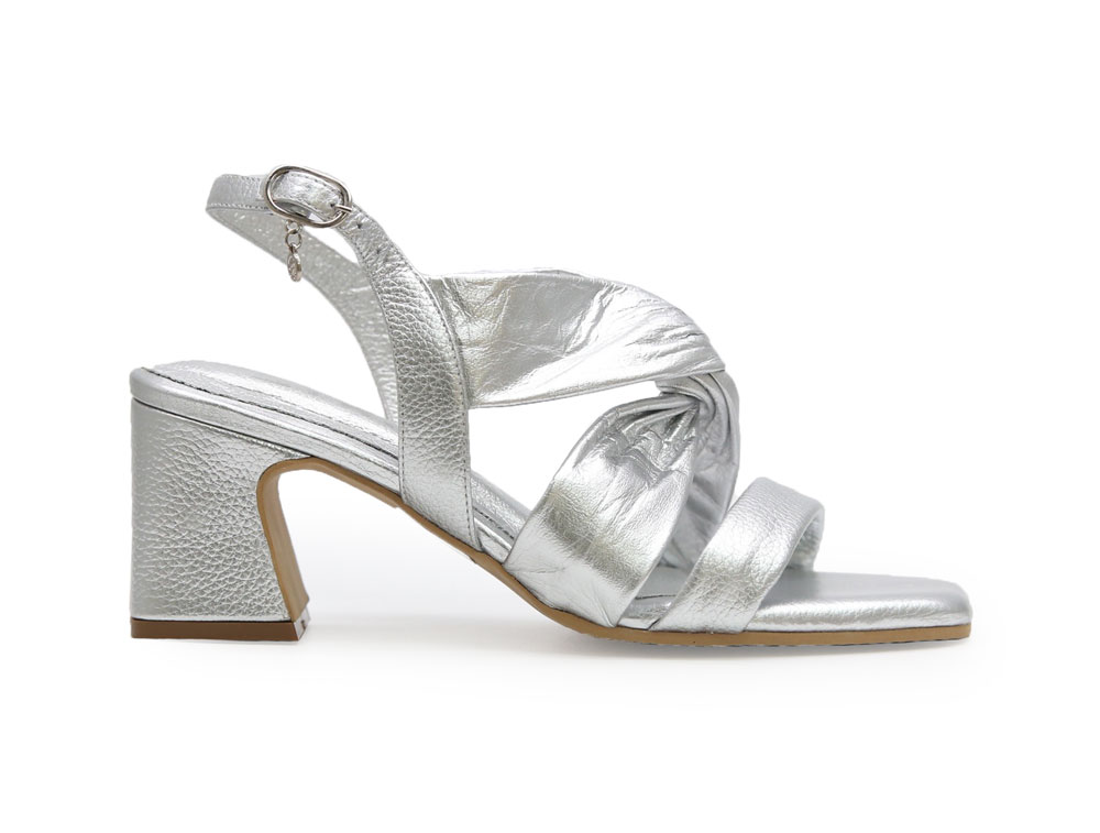 Sandalia en cuero plata