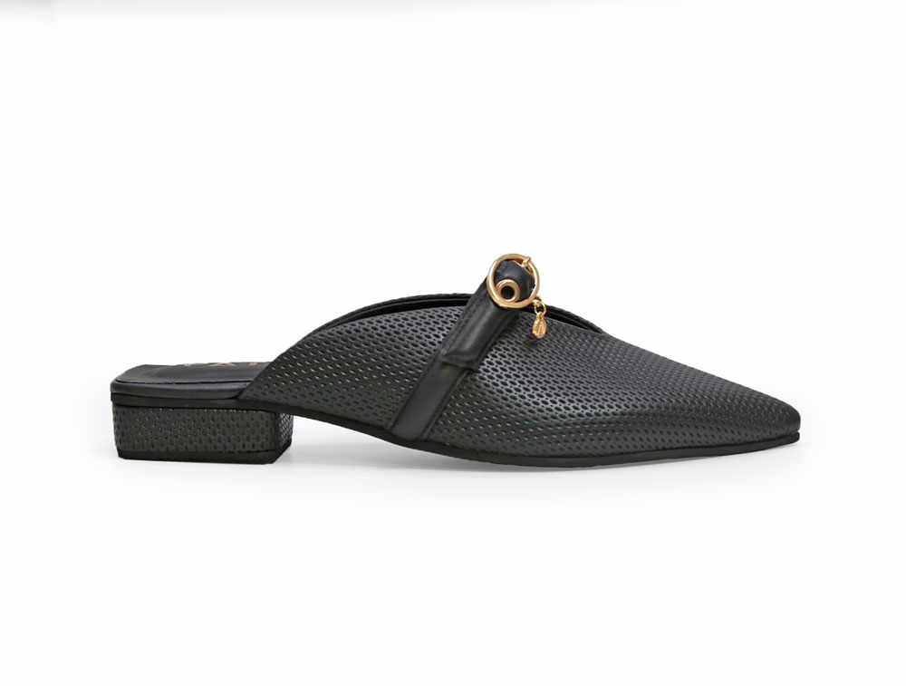 Zueco en cuero negro