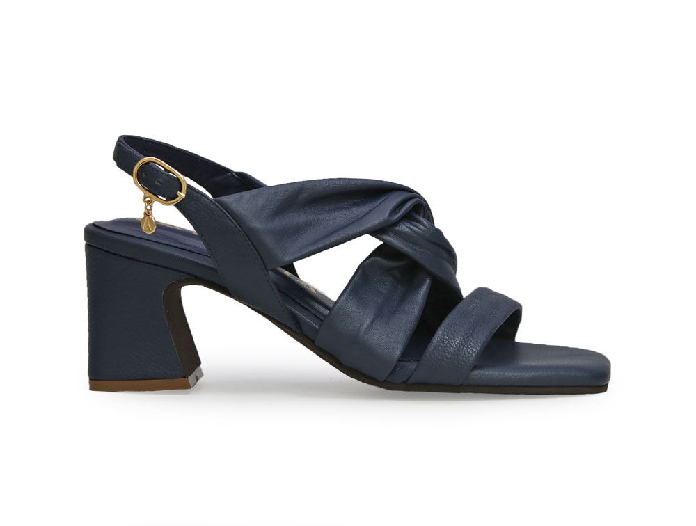 Sandalia en cuero azul