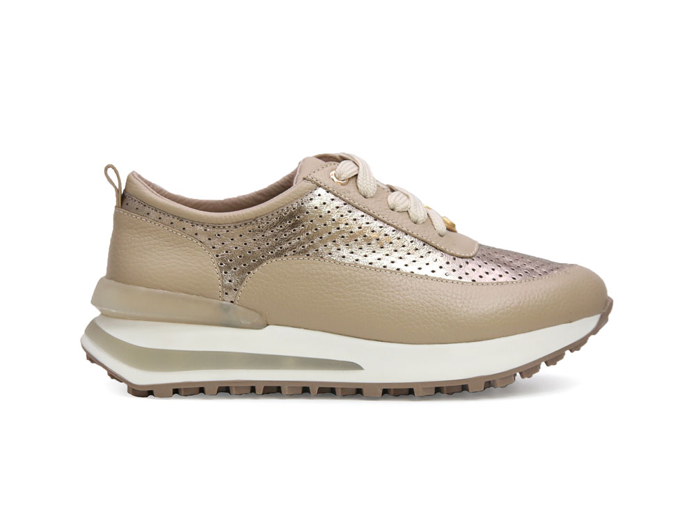 Tenis en cuero pardo