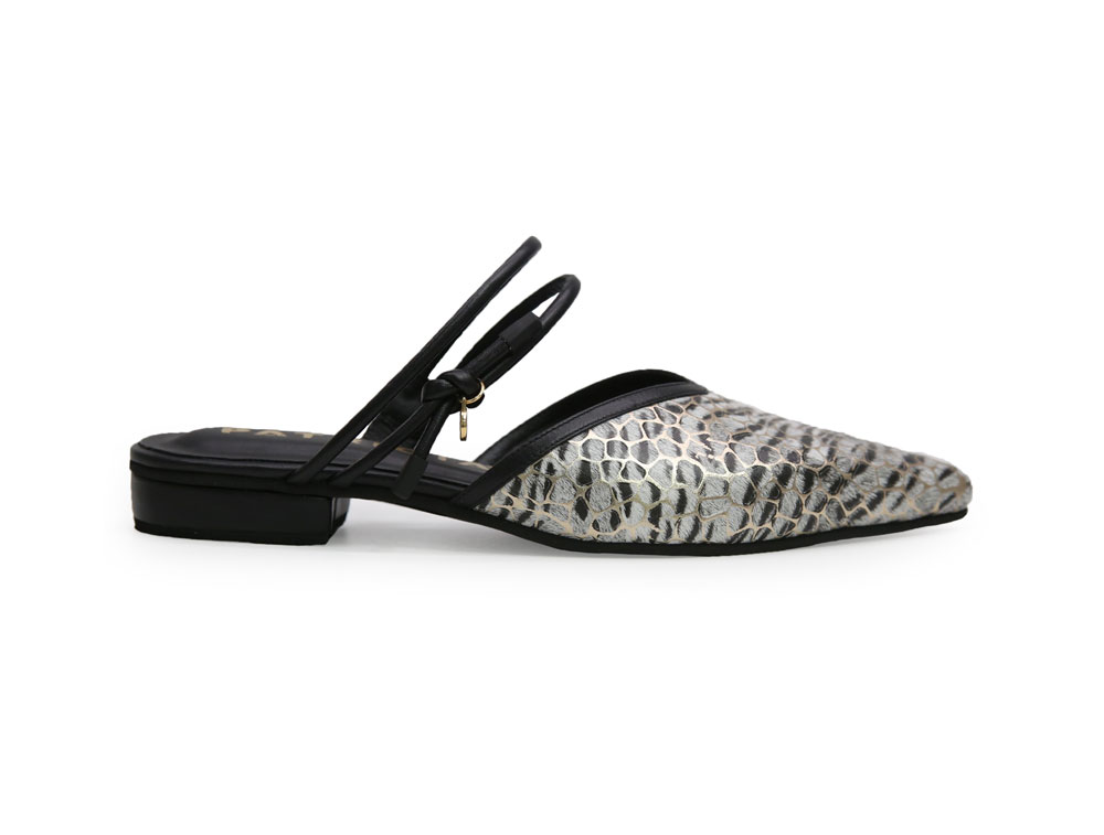 Zueco en cuero negro