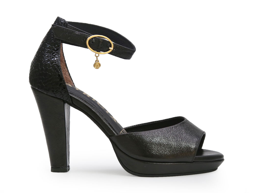 Sandalia en cuero negro