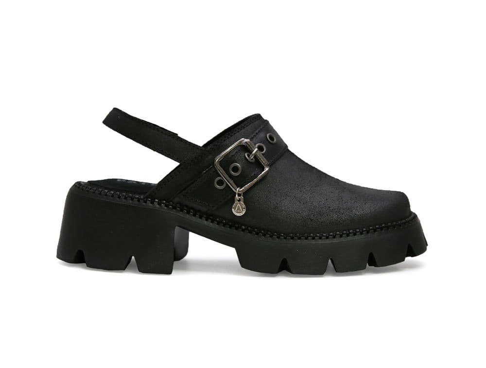 Zueco en cuero negro