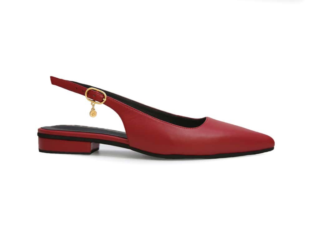 Zapato de charol rojo con correa y detalle dorado para mujer.