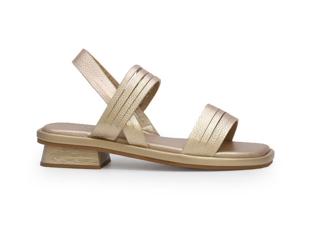 Sandalia en cuero oro