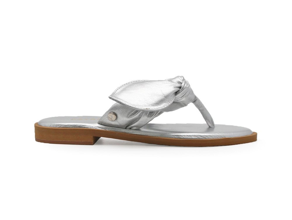 Sandalia en cuero plata