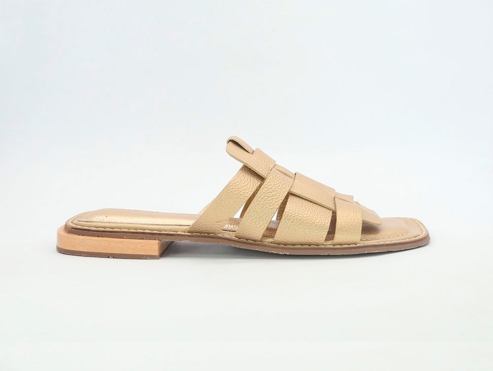 Sandalia en cuero oro