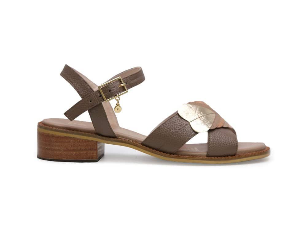 Sandalia en cuero brownie con diseño elegante y cómodo, ideal para looks casuales y formales.