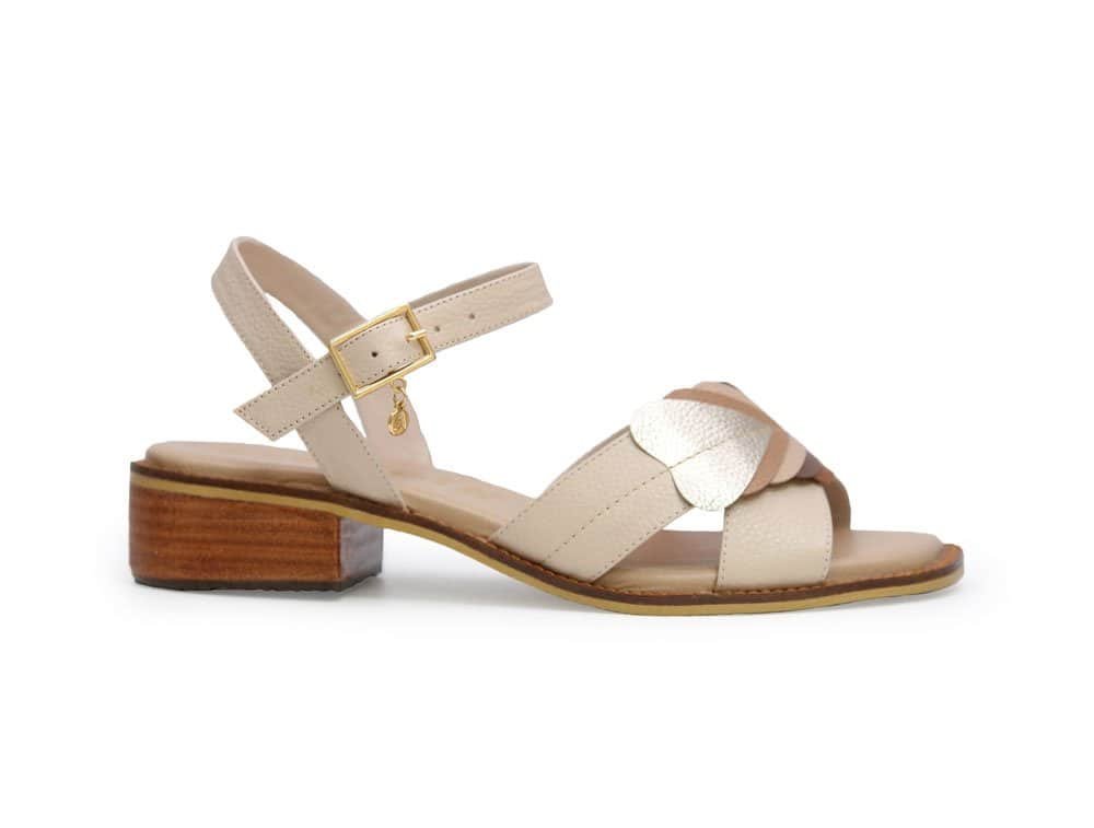 Sandalia en cuero brownie con tacón bajo y diseño elegante para mujer.