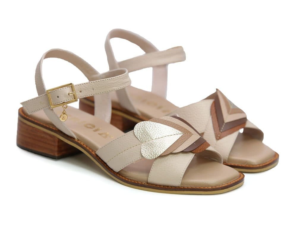 Sandalia en cuero brownie con diseño elegante y cómodo, ideal para ocasiones especiales y uso diario.