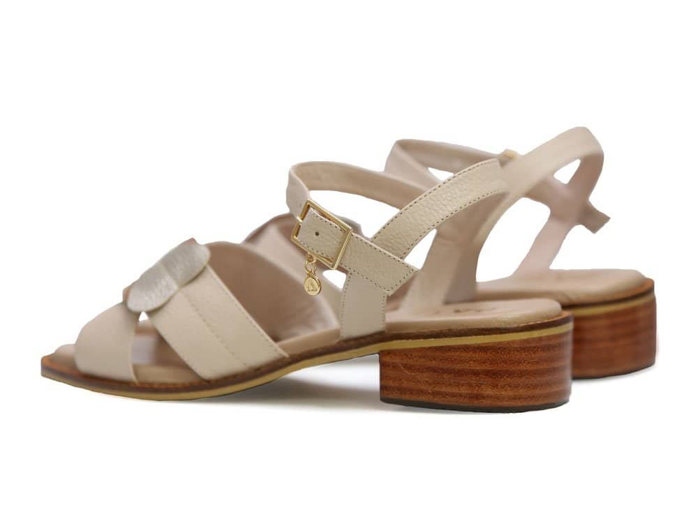 Sandalia en cuero brownie con tacón cómodo y elegante, ideal para looks casuales y formales.