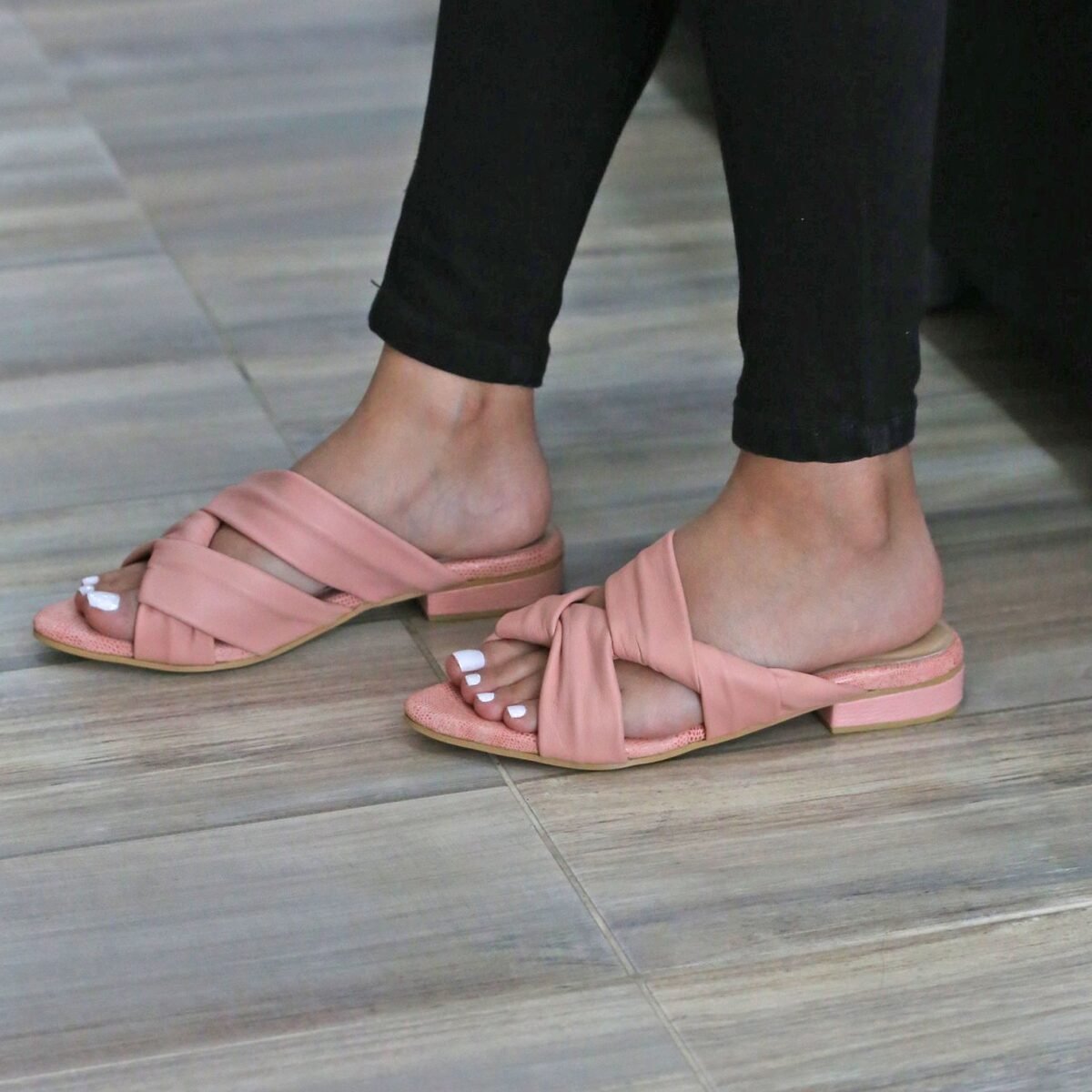 Alternative view of Sandalia en cuero FIP250