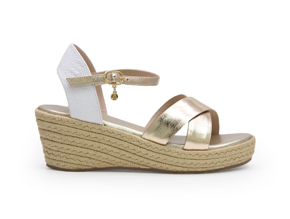 Sandalia en cuero oro