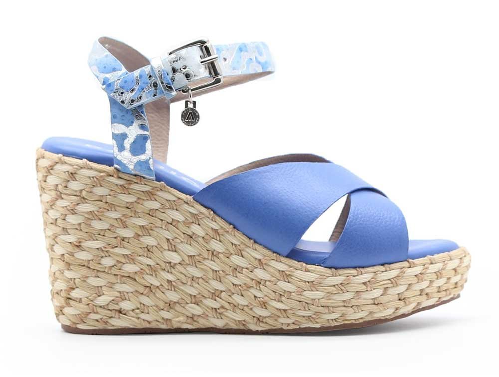 Sandalia en cuero azul