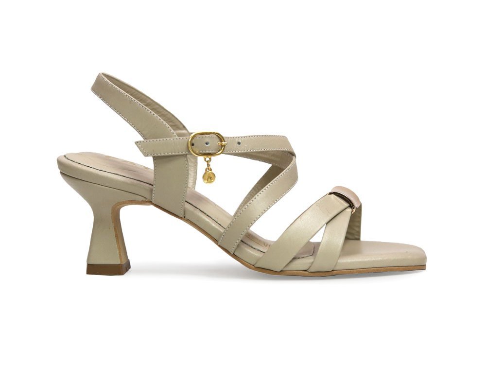 Sandalia en cuero mantequilla