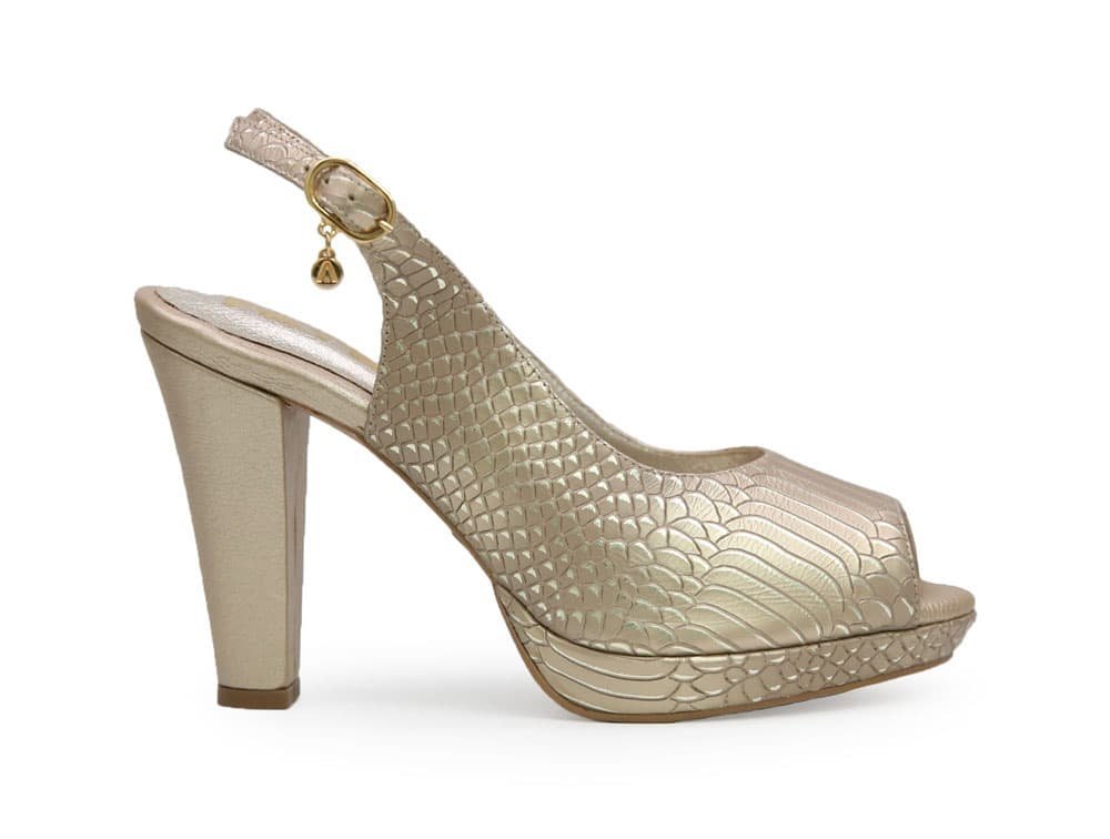 Sandalia en cuero oro