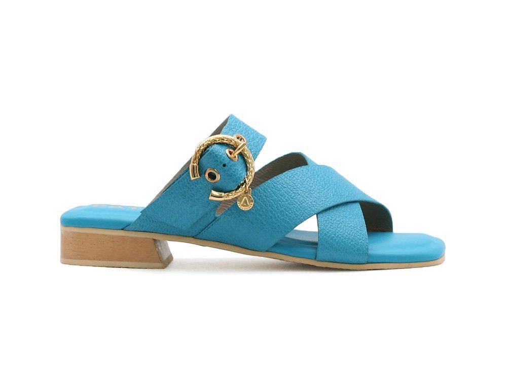Sandalia en cuero azul