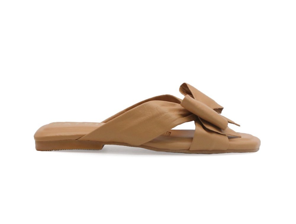 Sandalia en cuero miel