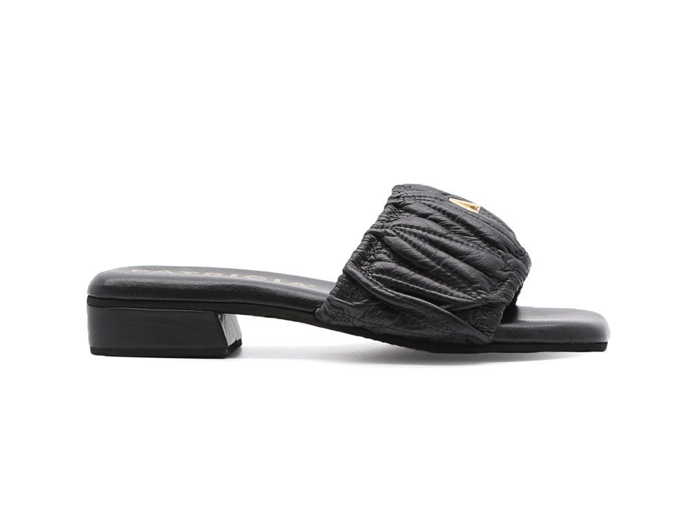 Sandalia plana en cuero negro