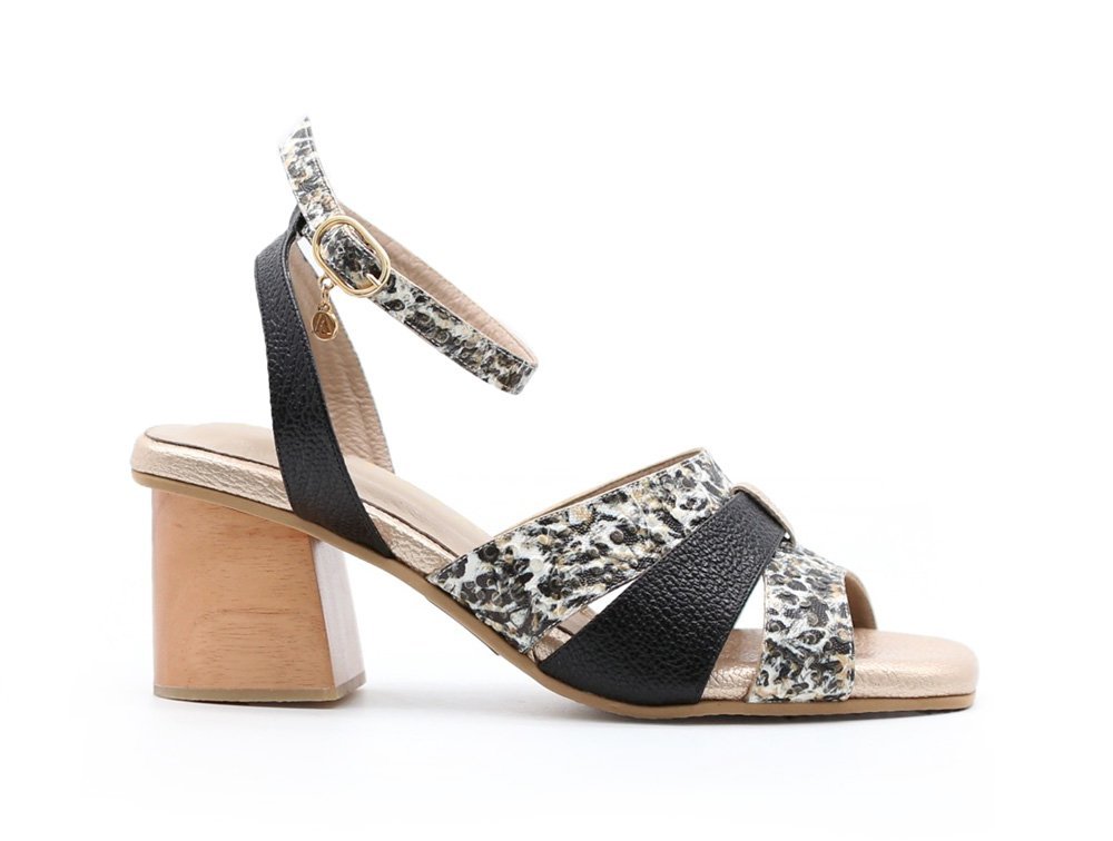 Sandalia en cuero negro