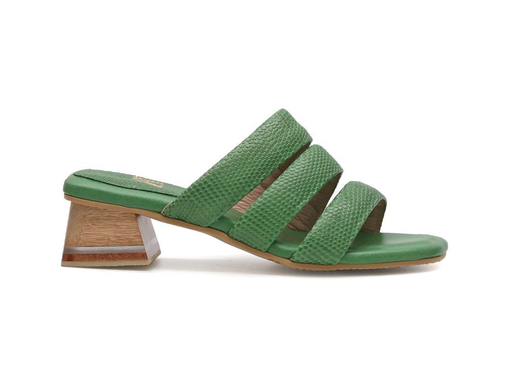 Sandalia en cuero verde
