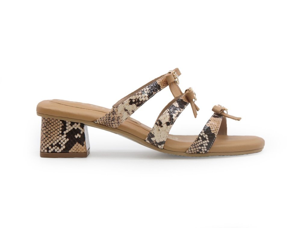 Sandalia en cuero miel