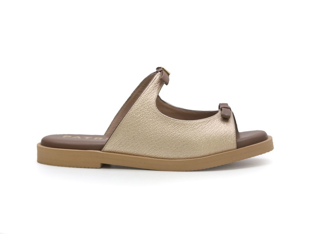 Sandalia en cuero dorado